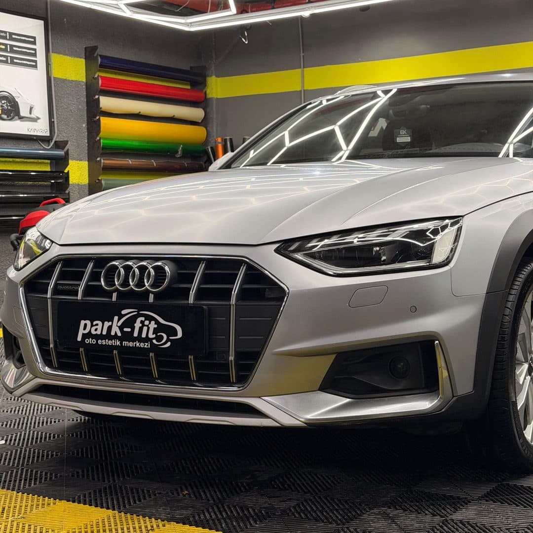 Folyo odasında gümüş Audi, uygulama sonrası