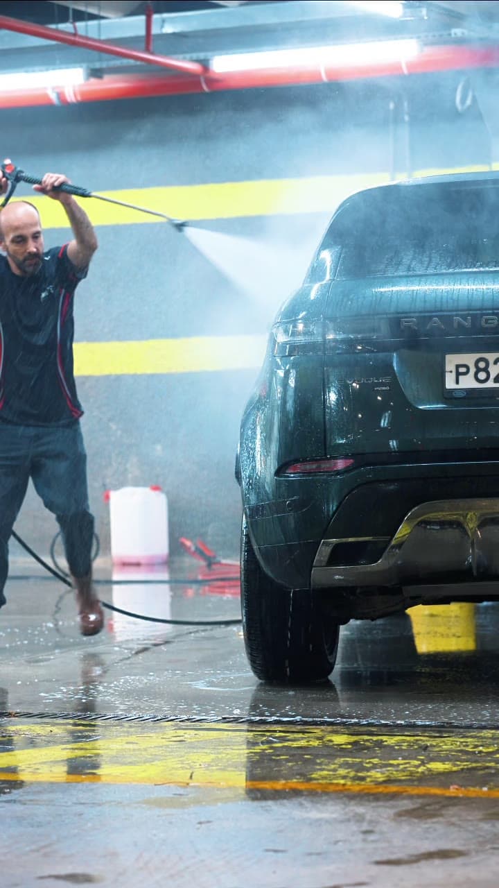 Otopark katında buharlı dış yıkama