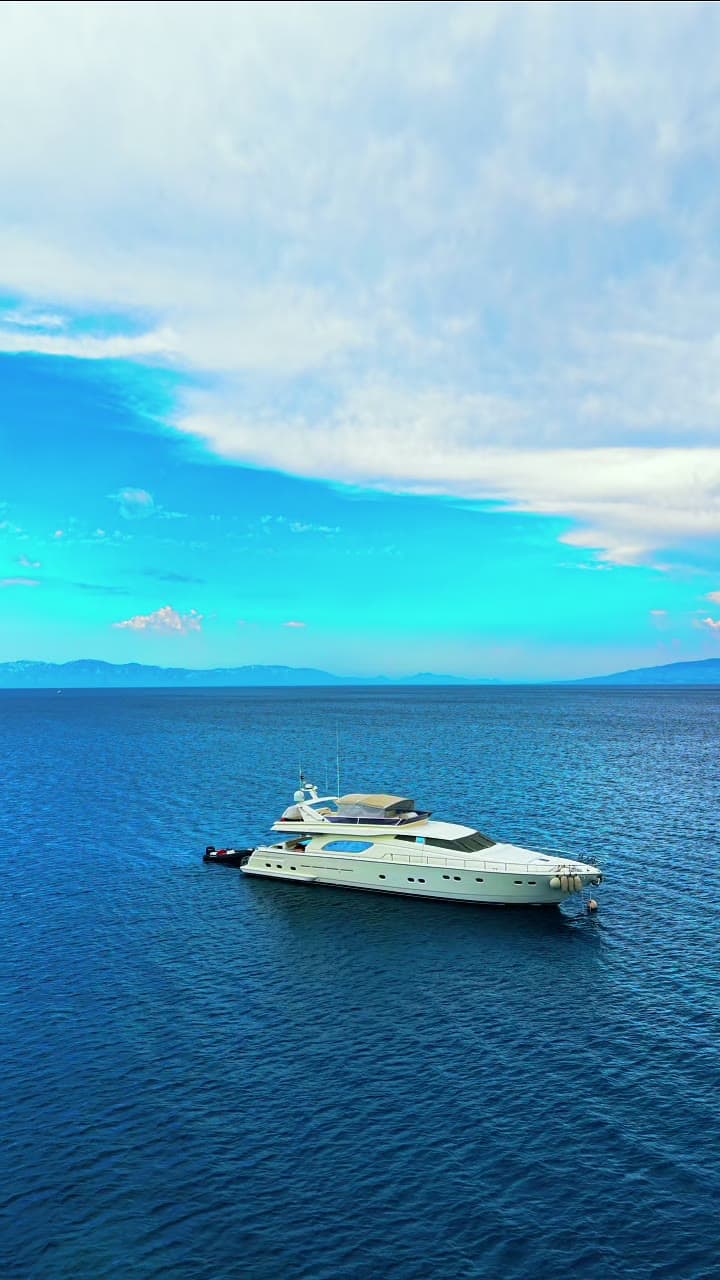 Bodrum koyunda bakımı tamamlanan bir yat